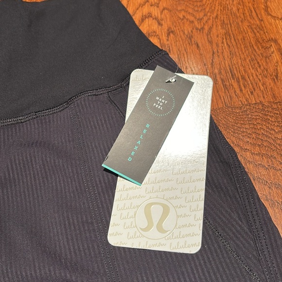 NWT size 2 lululemon in flux cropped joggers - Picture 3 of 8
